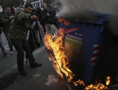 Αγρότες καίνε σημαία του ΣΥΡΙΖΑ έξω από το Υπουργείο Ανάπτυξης (φωτό) (upd)